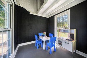 Interior - Picturesque Lakeside Luxury: Perfect Lush Getaway (Hampton)