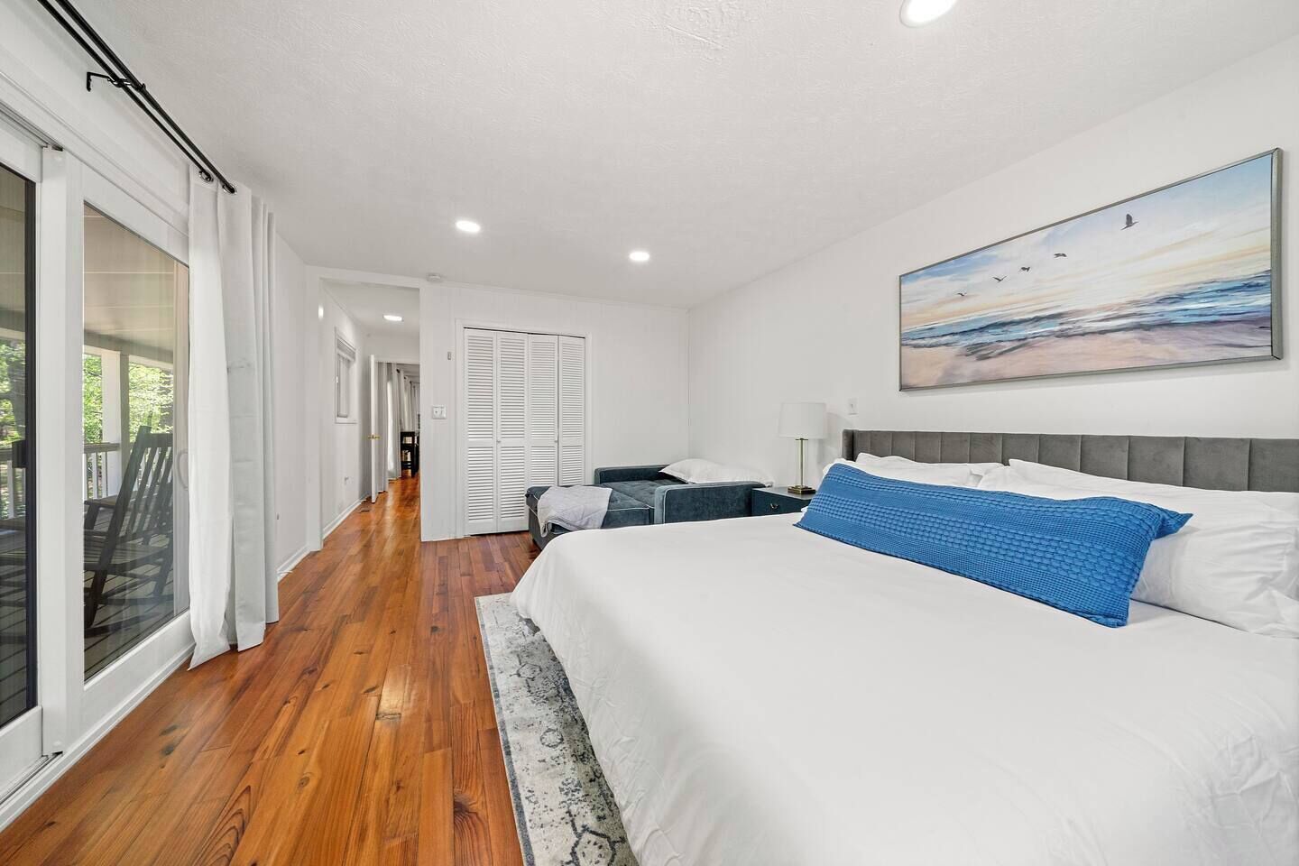 2 bedrooms, desk, travel crib, free WiFi