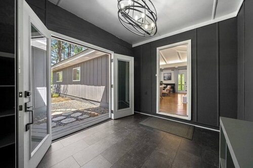 Picturesque Lakeside Luxury: Perfect Lush Getaway