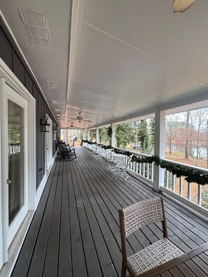 Terrace/patio - Picturesque Lakeside Luxury: Perfect Lush Getaway (Hampton)