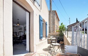 Outdoor dining - Nice home in Bizanet with kitchen (Bizanet)