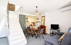 TV - 2 bedroom cozy home in Bizanet (Bizanet)