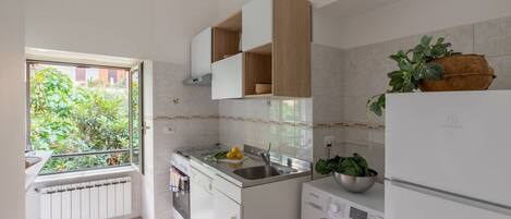 Kylskåp, ugn, spishäll och diskmaskin