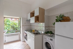 Réfrigérateur, un four, surface de cuisson, lave-vaisselle