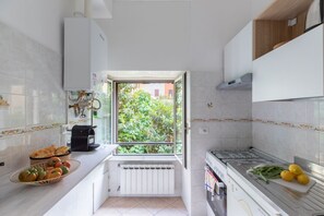 Kühlschrank, Ofen, Herdplatte, Geschirrspüler