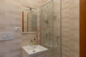 Dusche, Haartrockner, Bidet, Handtücher