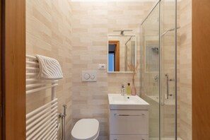 Dusche, Haartrockner, Bidet, Handtücher
