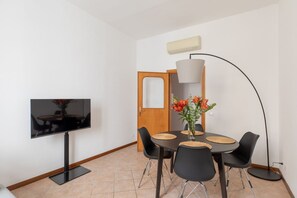 Dining - iFlat | Vatican Cozy & Bright 2 Bedroom Apartment (Roma)
