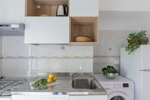 Fridge, oven, stovetop, dishwasher - iFlat | Vatican Cozy & Bright 2 Bedroom Apartment (Roma)