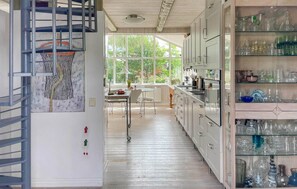 Fridge, oven, stovetop, dishwasher - 4 bedroom cozy home in Gärsnäs (Gärsnäs)