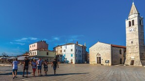 Unclassified image, 5 of 26, button