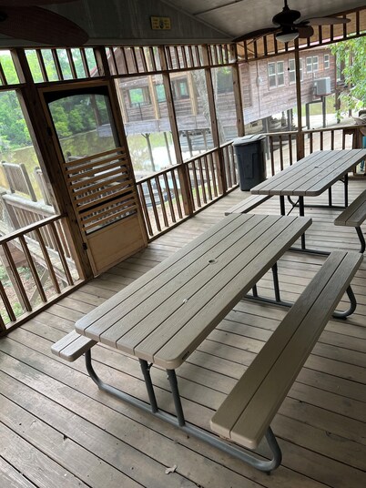 Two-story on the river that sleeps up to 14!  Boat lift & ramp. Deck over water
