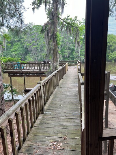 Two-story on the river that sleeps up to 14!  Boat lift & ramp. Deck over water