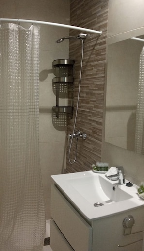 Bruser, hårtørrer, håndklæder, Sæbe