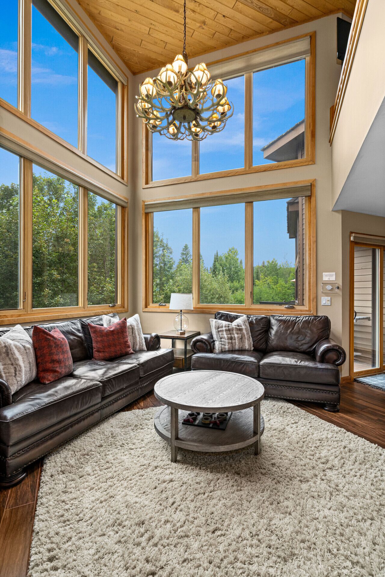 Älytelevisio, takka, DVD-soitin, pöytätennispöytä