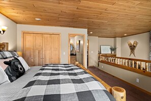 4 bedrooms, desk, iron/ironing board, travel crib