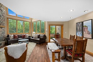 Smart TV, fireplace, DVD player, table tennis