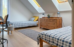 3 bedrooms, travel cot, free WiFi, bed sheets