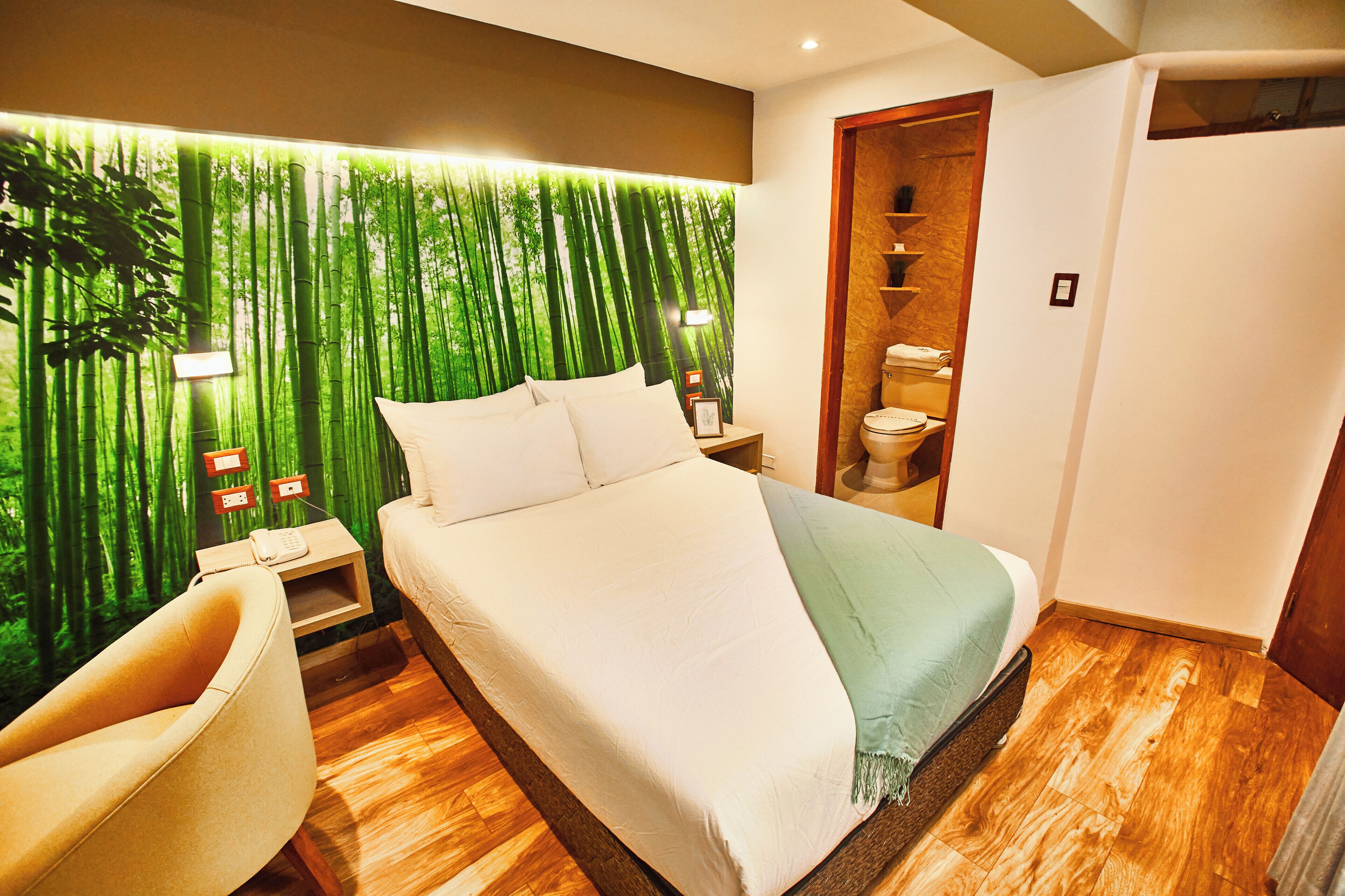 Desk, soundproofing, free WiFi, bed sheets