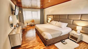 Suite estudio junior, 1 cama King size | Escritorio, insonorización, wifi gratis y ropa de cama