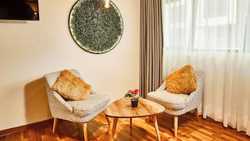 Suite estudio junior, 1 cama King size | Escritorio, insonorización, wifi gratis y ropa de cama