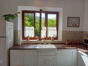 Een koelkast, een microgolfoven, een oven, een kookplaat