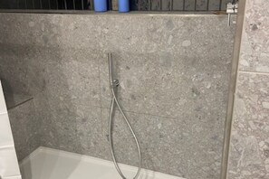 Douche, sèche-cheveux, bidet, serviettes fournies