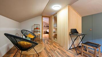 2 habitaciones, tabla de planchar con plancha y cuna de viaje