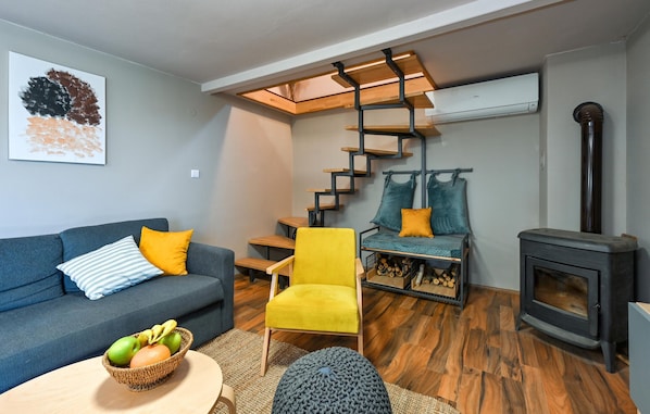 Smart TV, fireplace, stereo
