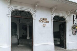 A building entrance with a sign reading 'CASA TESORO' and a staircase leading inside.