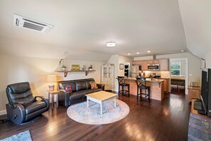 Smart TV, books - Apartment on the Knoll with private pool (Lovingston)