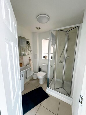 Luxury Apartment | Bathroom | Towels - Stay Sleep Rest - Brockwell Park (Hull)