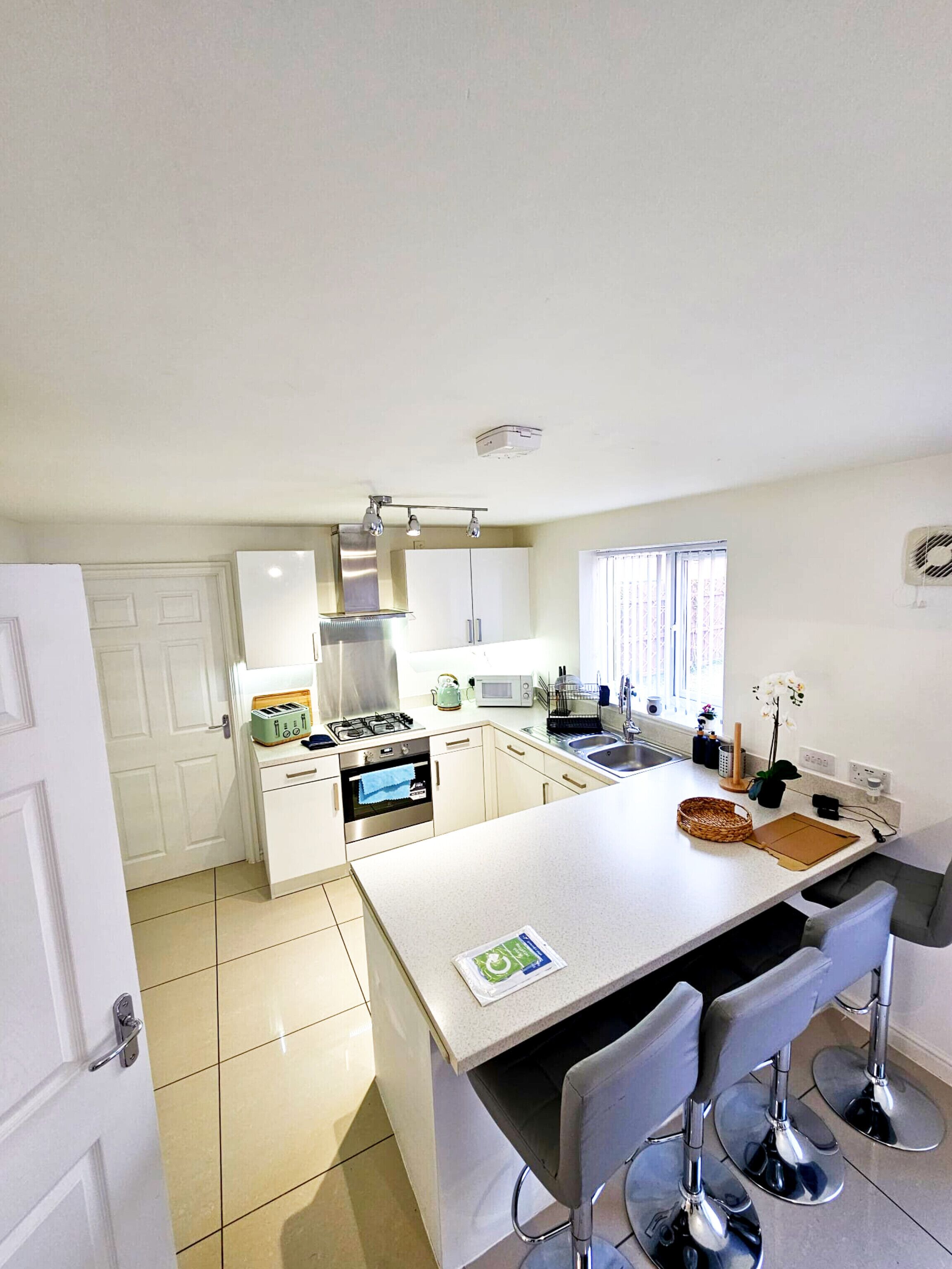 Apartamento superluxo | Cozinha compartilhada | Geladeira grande, micro-ondas, fogão, lava-louças