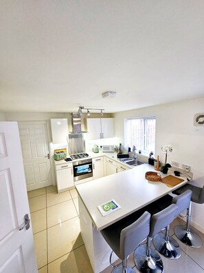 奢华公寓 | 共用厨房 | 大冰箱、微波炉、烤箱、洗碗机