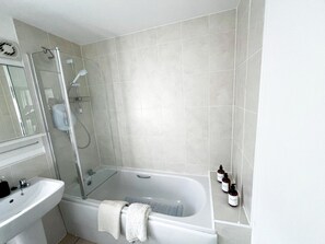 Luxury Apartment | Bathroom | Towels - Stay Sleep Rest - Brockwell Park (Hull)