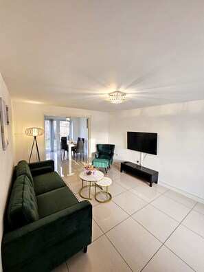 Luxury Apartment | Living area - Stay Sleep Rest - Brockwell Park (Hull)
