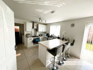 Apartamento superluxo | Cozinha compartilhada | Geladeira grande, micro-ondas, fogão, lava-louças