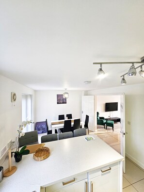 Apartamento de lujo | Cocina compartida | Frigorífico grande, microondas, horno y lavavajillas