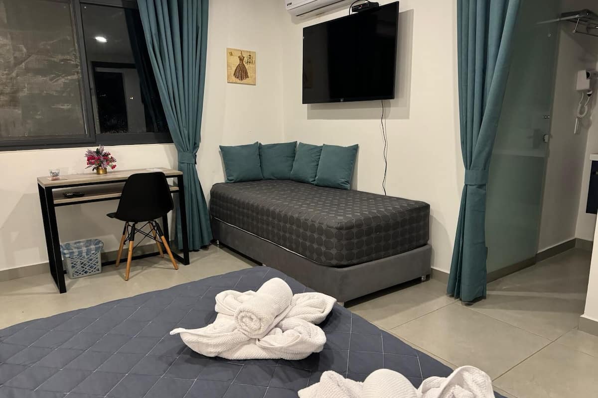 Deluxe Triple Room | Peralatan tempat tidur premium, busa memori, peti besi dalam bilik 