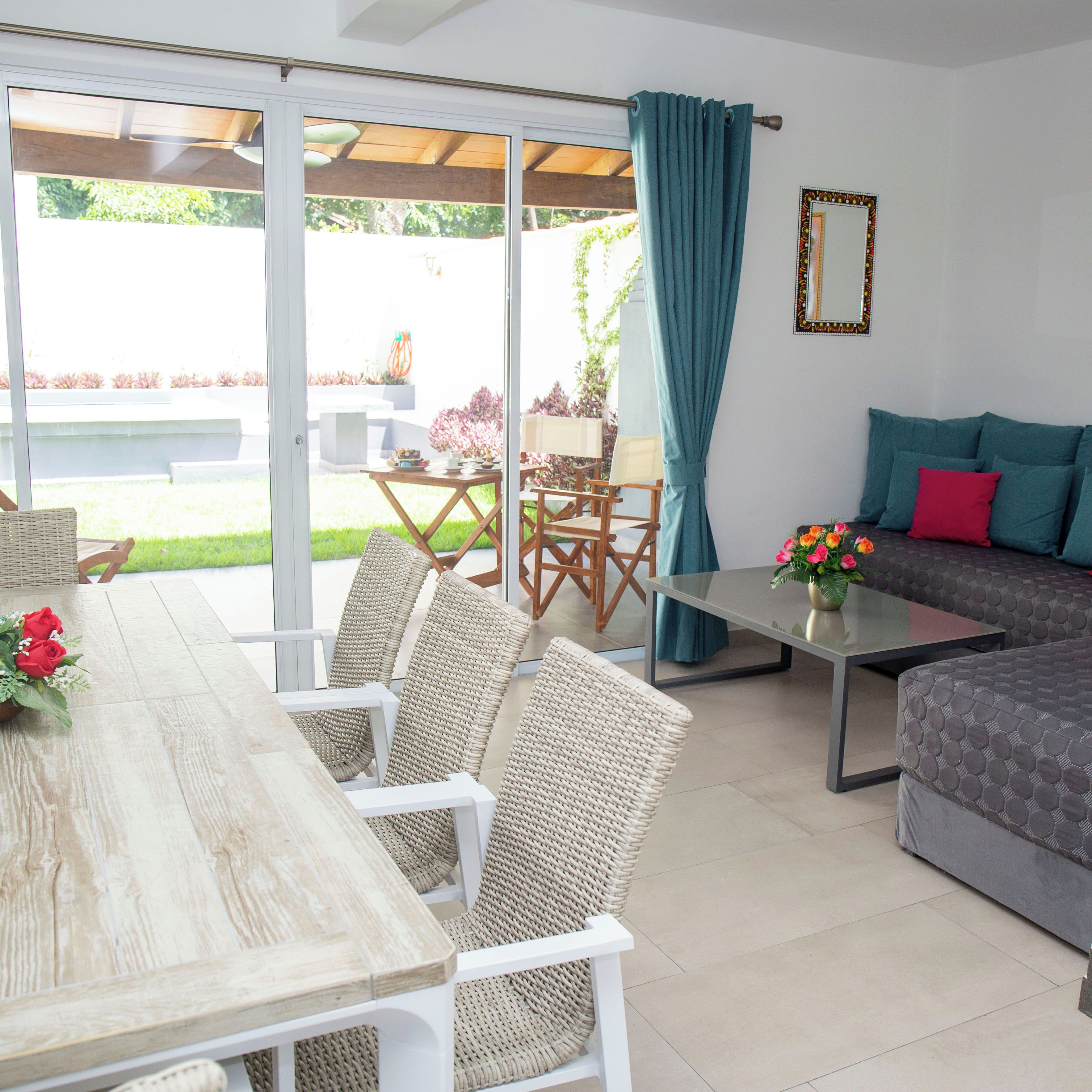 Townhome, Garden View | Ruang tamu | 49 inci sebuah televisyen pintar dengan kabel 