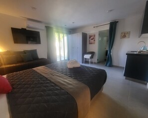 Studio Deluks, pemandangan kolam renang | Seprai premium, busa memori, brankas, dan tirai kedap cahaya