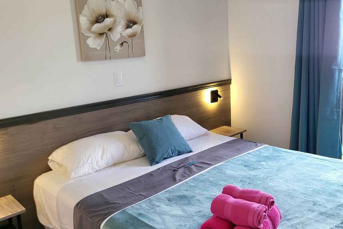 Comfort Suite | Peralatan tempat tidur premium, busa memori, peti besi dalam bilik 