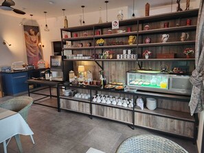 Free daily buffet breakfast  - Oasis-Dream Holidays - La Petite France (San Bernardino)