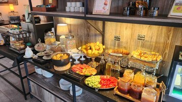 Un bufé con diversos alimentos y acompañamientos.