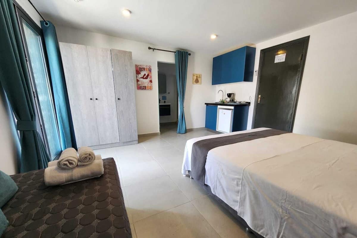 Studio Deluxe - utsikt mot poolen | 1 sovrum, sängtillbehör av högsta kvalitet och memory foam-madrasser