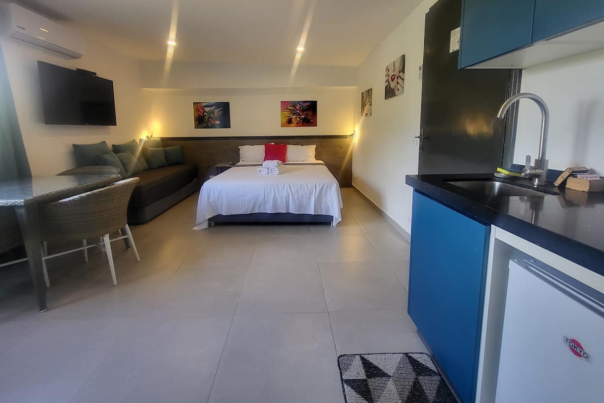 City Studio, Hill View | Peralatan tempat tidur premium, busa memori, peti besi dalam bilik 