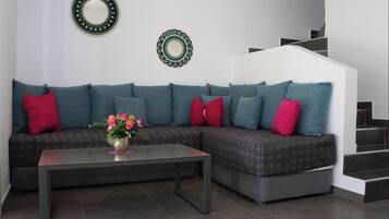 Casa de ciudad, vista al jardín | Área de sala de estar | Smart TV de 49 pulgadas con canales por cable