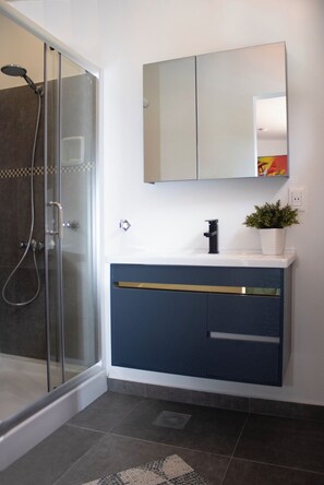 Townhome, Garden View | Bathroom | Shower, hair dryer, towels - Oasis-Dream Holidays - La Petite France (San Bernardino)