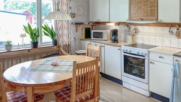 Fridge, stovetop, coffee/tea maker