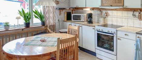 Fridge, stovetop, coffee/tea maker